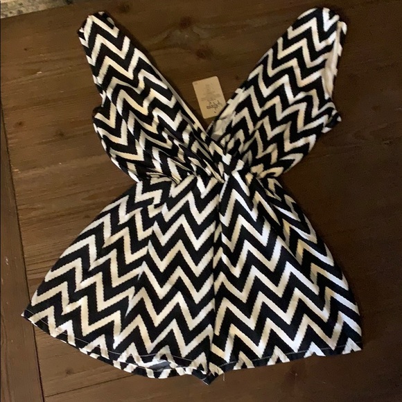 NWT Black and white romper size medium. - Picture 1 of 4